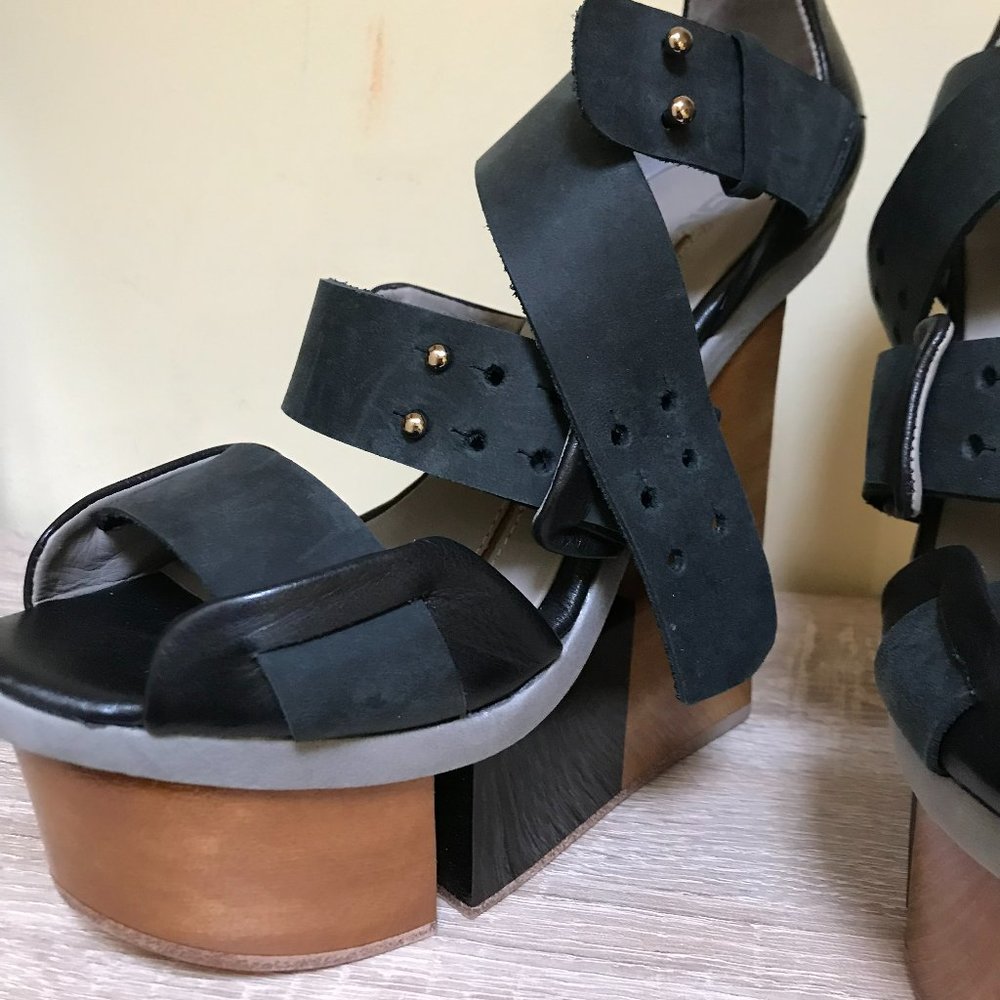 NEW IN BOX FINSK BRAND WOOD CUTOUT PLATFORM SANDALS SIZE 5